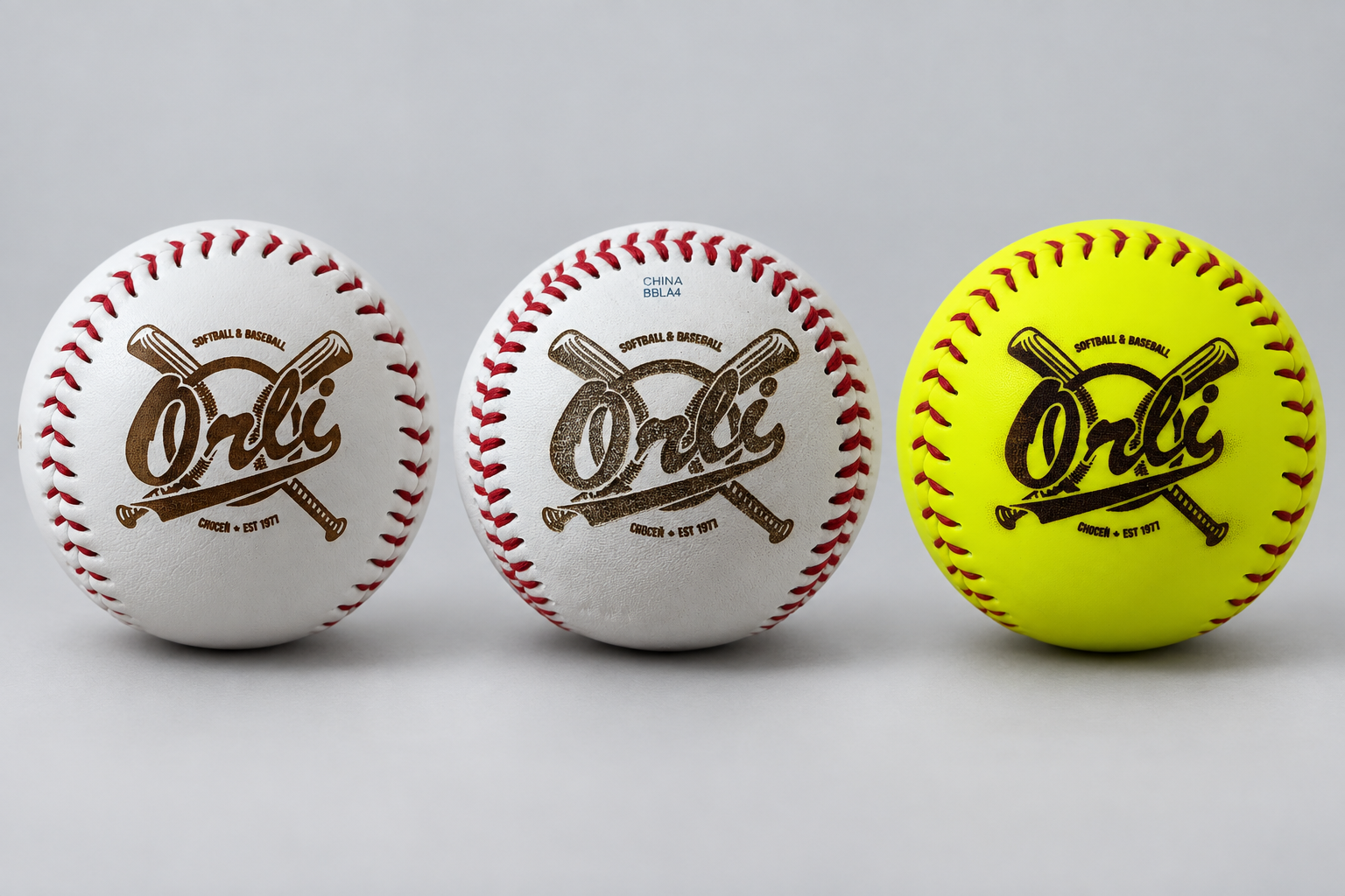 Dva basebally a žlutý softball